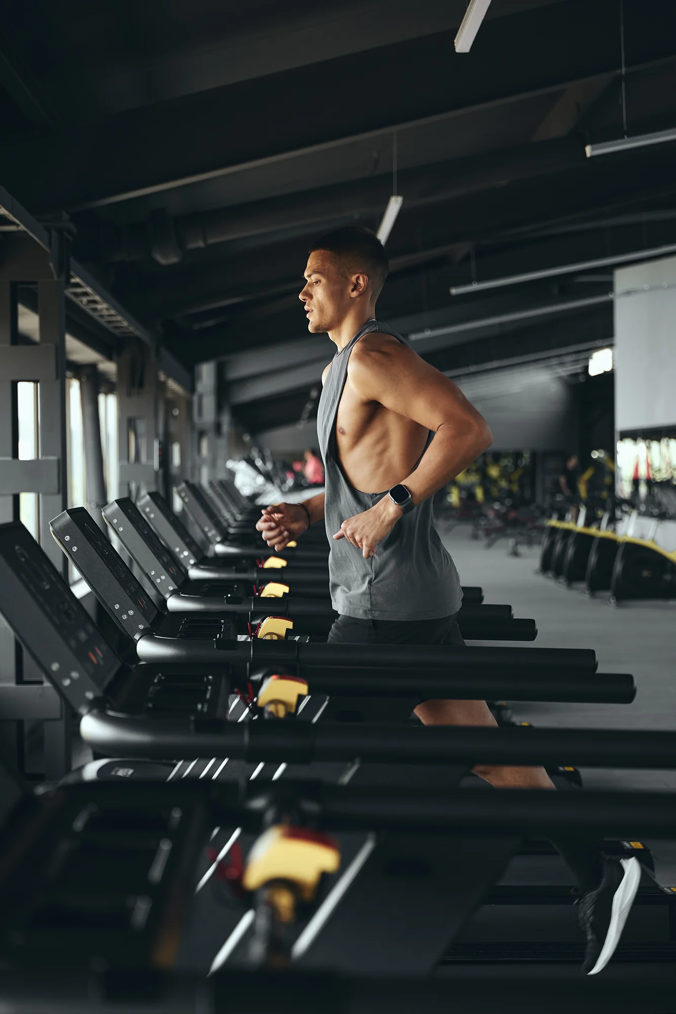 Mann läuft auf Laufband im Le Gym Cardiobereich